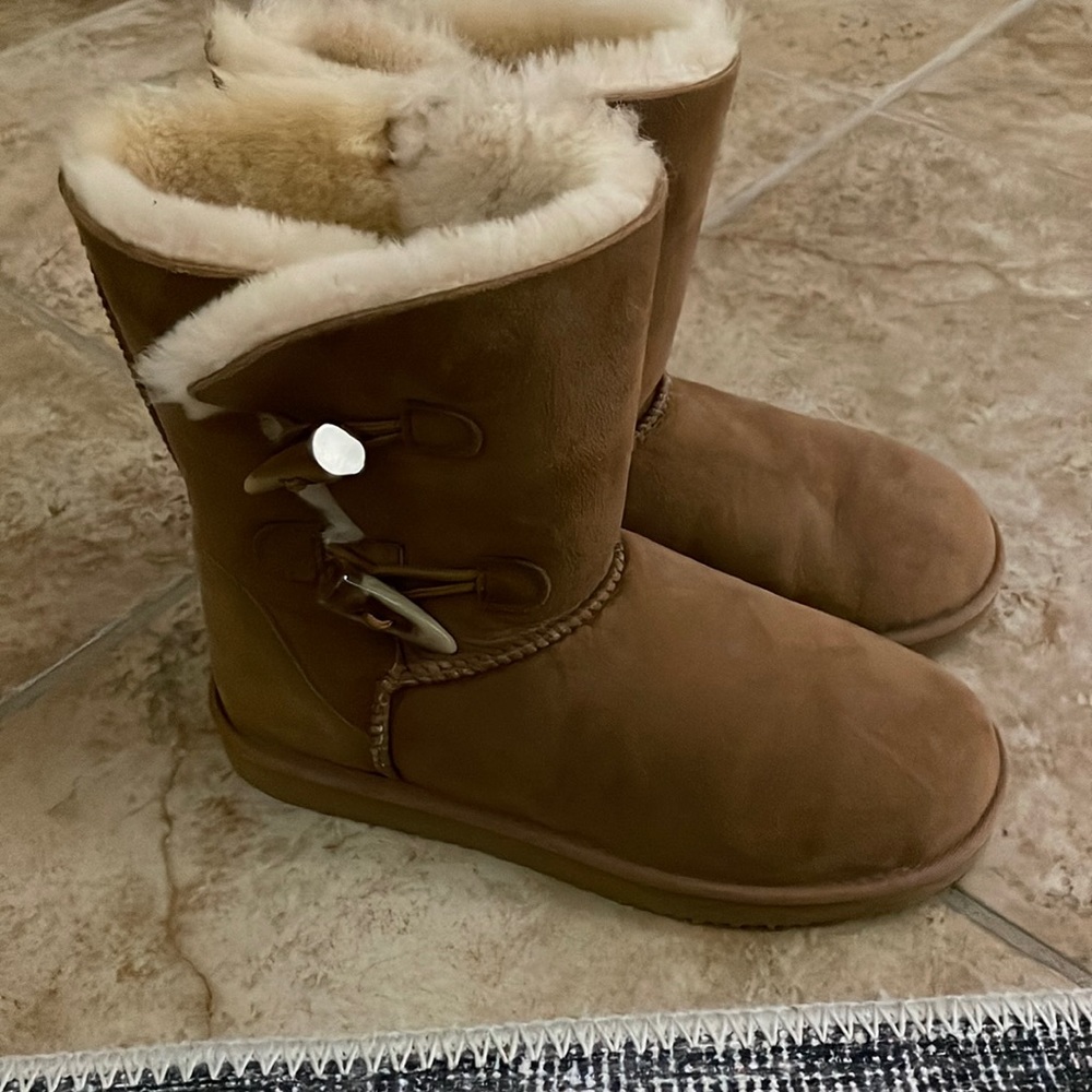Toggle boots